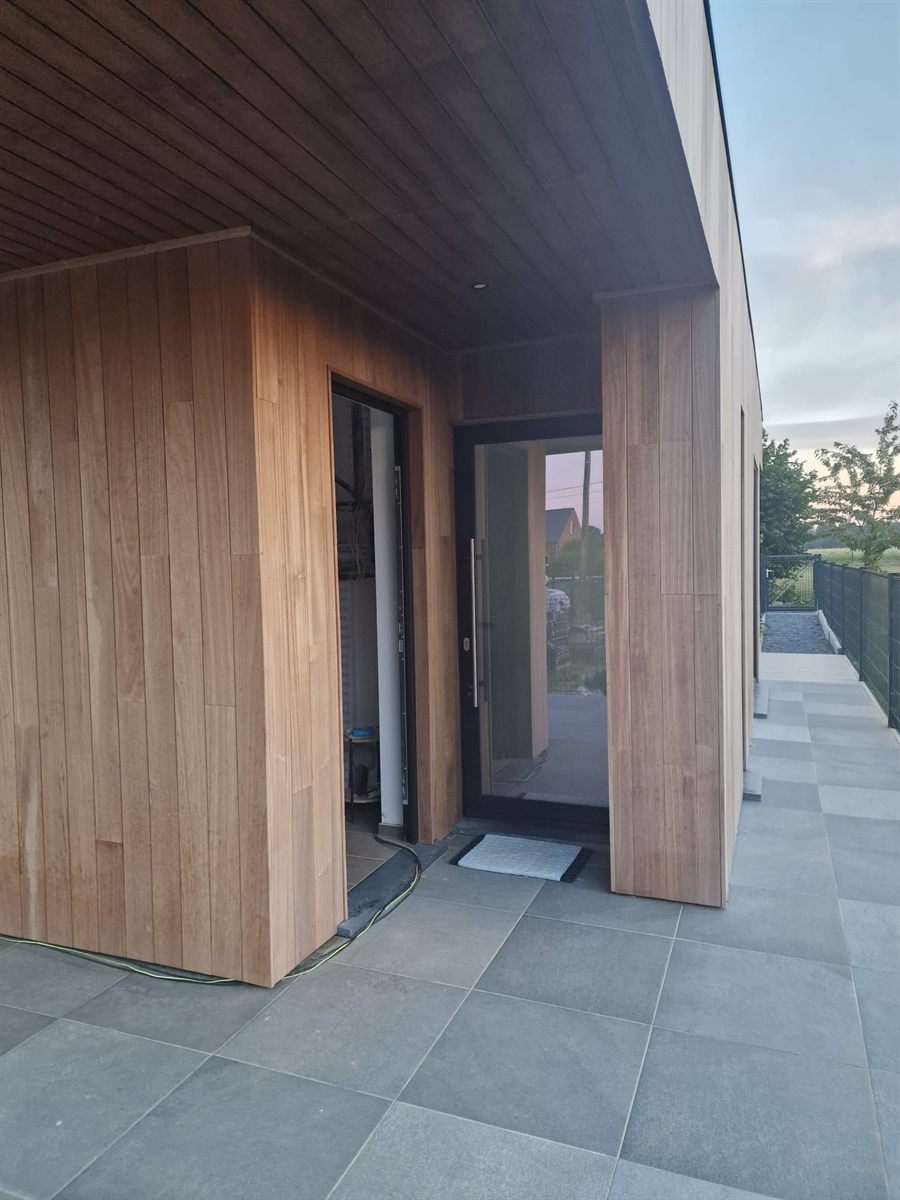 L’entrée dédiée du cabinet, bardage en bois clair