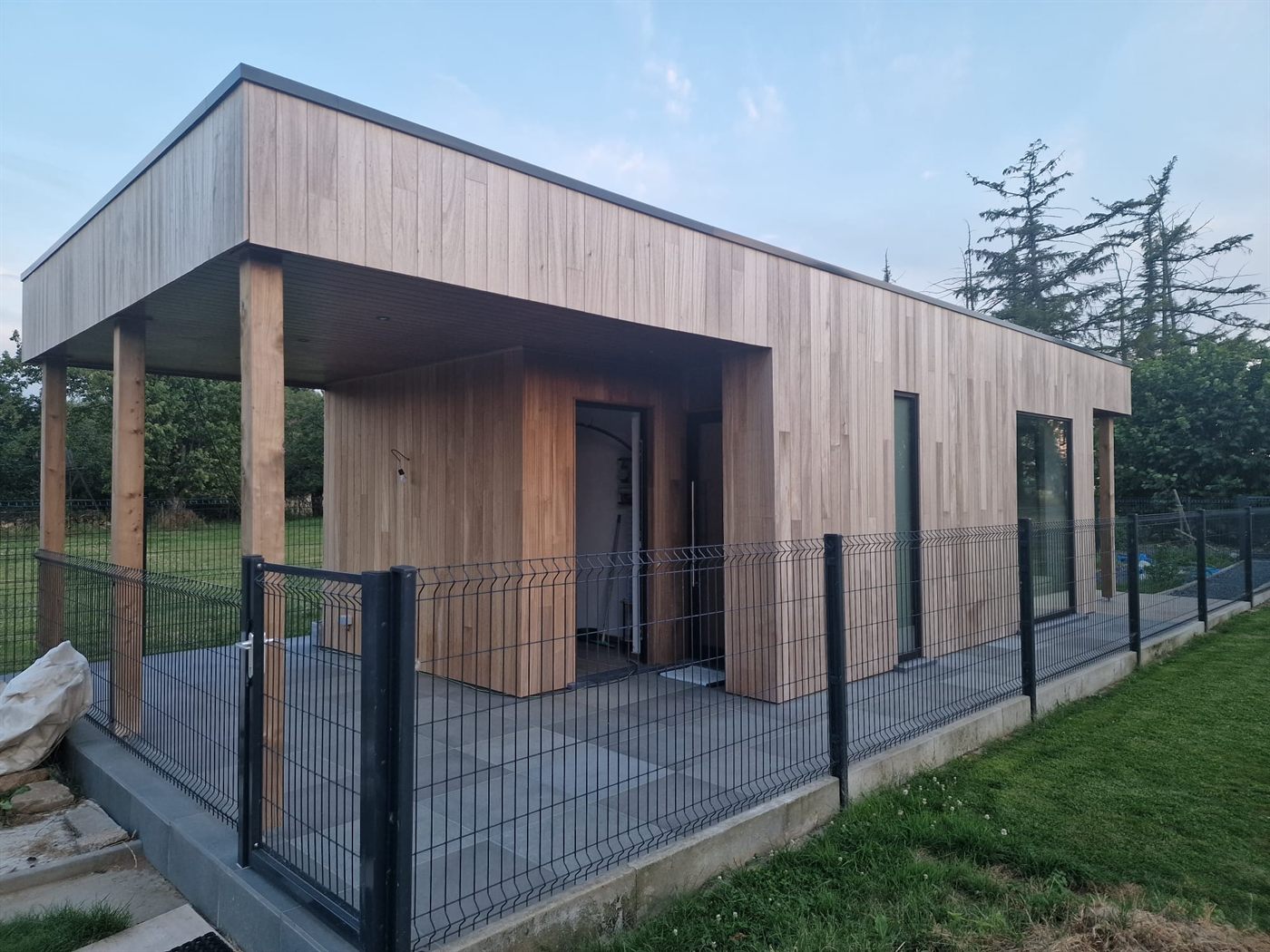 Le cabinet en bois de Nath’ure & Sens, posé dans le jardin, en pleine campagne